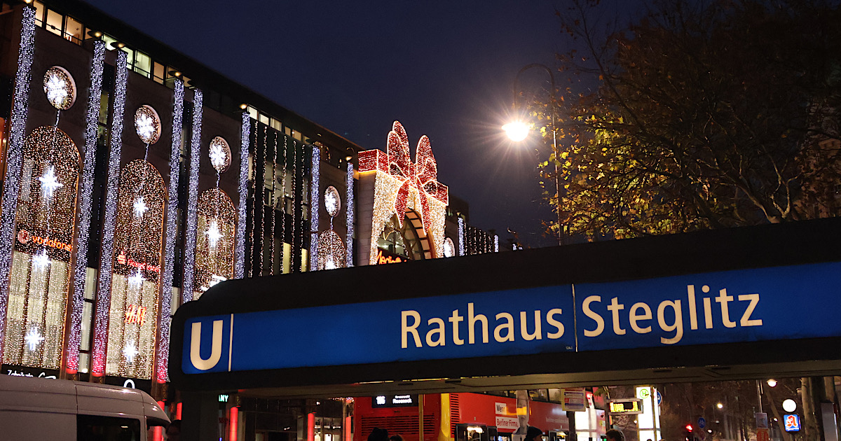 U-Bahnhof Rathaus Steglitz mit Weihnachtsdeko